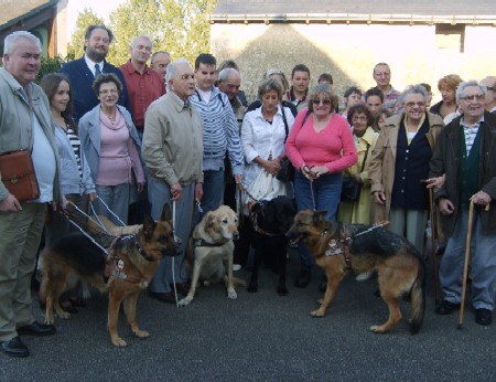 Photo de groupe lors de la remise du chien Artist à Matthieu Gibouin